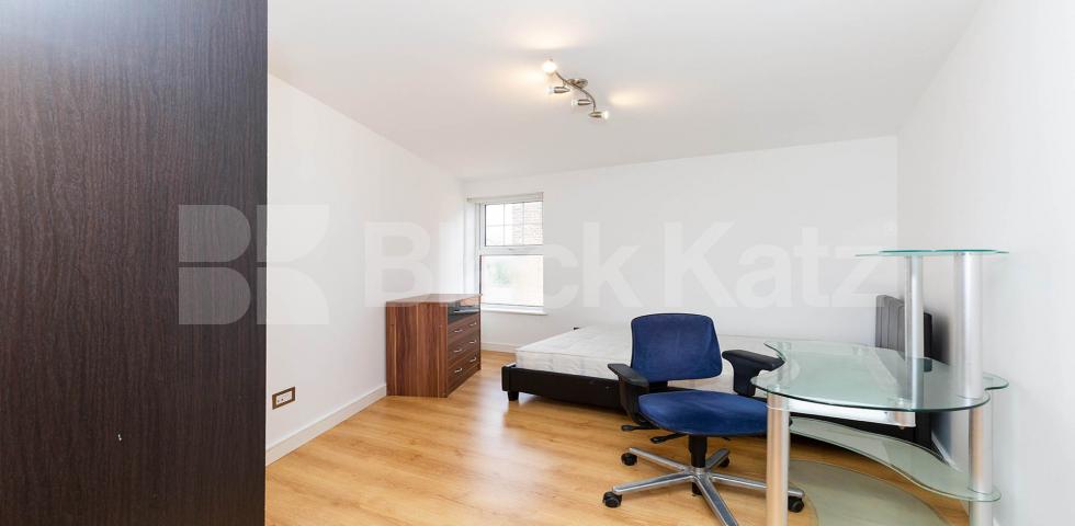 			4 Bedroom, 1 bath, 1 reception Flat			 Criterion Mews, UPPER HOLLOWAY 